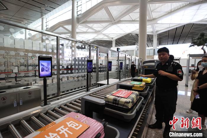 （高質(zhì)量發(fā)展調(diào)研行）探訪?？诿捞m國際機(jī)場封關(guān)運作項目：將實現(xiàn)旅客“無感通關(guān)”
