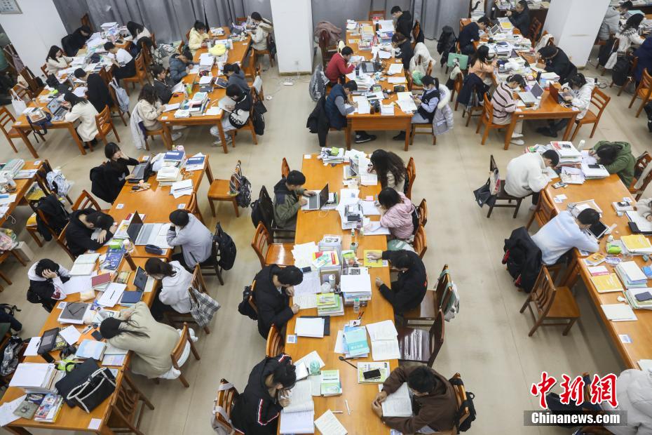 資料圖：眾多考研學(xué)生在南昌大學(xué)圖書(shū)館的自習(xí)室內(nèi)復(fù)習(xí)備考。 劉力鑫 攝