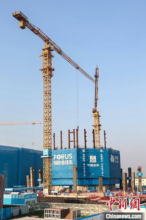 從完成頂層設(shè)計到如火如荼大規(guī)模建設(shè)，六年來，雄安新區(qū)如春天的竹子一般拔節(jié)生長，這座承載千年大計的“未來之城”已雄姿初顯。從“一張白紙”開始著墨，如今的雄安新區(qū)已是濃墨重彩的“山水畫”。<a target='_blank' href='/'>中新社</a>記者近日走訪了雄安新區(qū)多地，從“藍綠金”三色感受這座“未來之城”的巨大變化。圖為7月19日，河北雄安新區(qū)，中國中化總部基地項目施工現(xiàn)場。 <a target='_blank' href='/'>中新社</a>記者 易海菲 攝