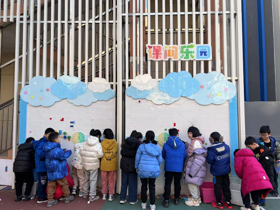 學生們在課間樂園玩拼圖。人民網 白炅攝