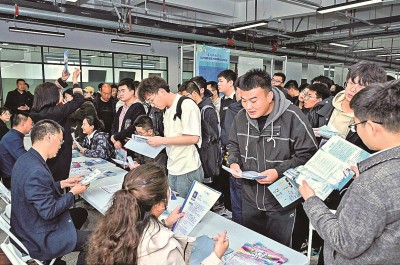 2024年3月,在蘭州大學(xué)2024屆畢業(yè)生大型春季綜合雙選會現(xiàn)場,青年學(xué)子踴躍報(bào)名西部用人單位。 蘭州大學(xué)供圖