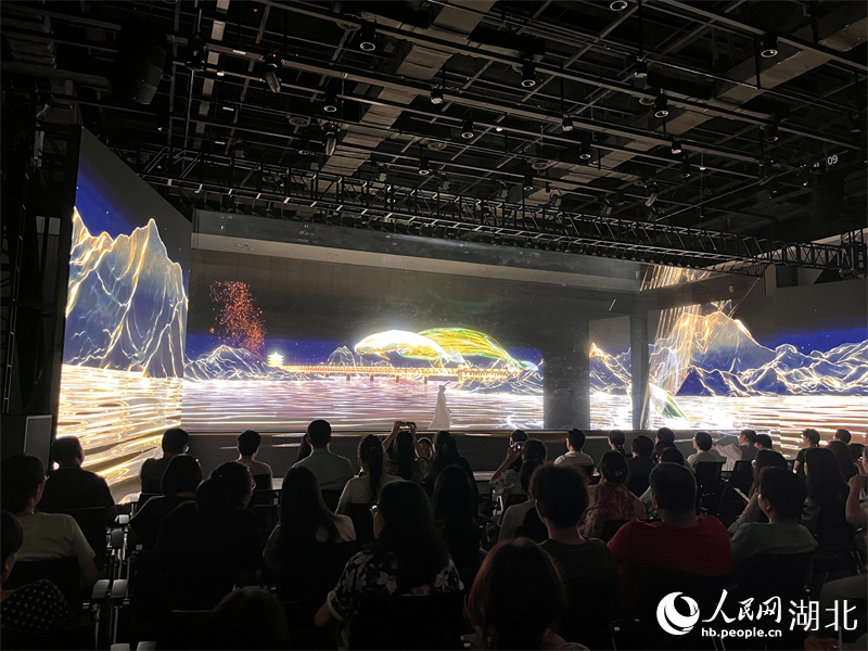 武漢長江大橋、黃鶴樓、江豚等充滿荊楚元素畫面呈現(xiàn)眼前。人民網(wǎng)記者 張雋攝