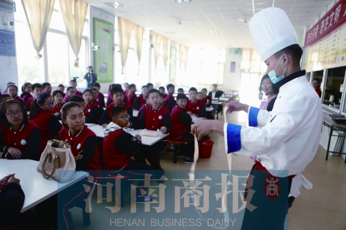 鄭州一中學(xué)開(kāi)設(shè)“燴面課” 學(xué)生“逼迫”老師拖堂 鄭州一中學(xué)開(kāi)設(shè)“燴面課” 學(xué)生“逼迫”老師拖堂