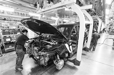 某新能源汽車智能制造基地總裝車間,工作人員正在工作。新華社記者 李博 攝