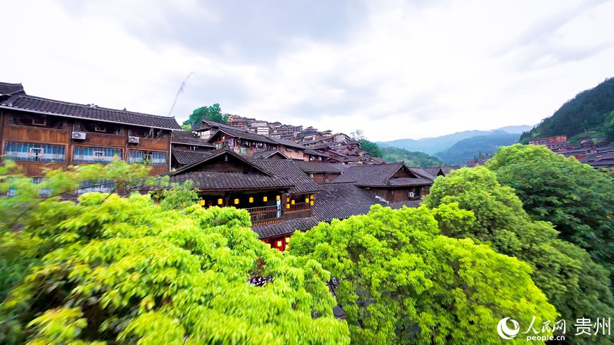6 穿越機(jī)視角下的西江千戶苗寨。人民網(wǎng)記者 涂敏 攝