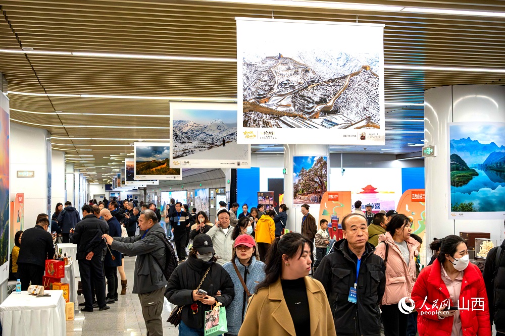 “相約忻州·盡享冬韻”暨“乘地鐵游山西”主題攝影展（忻州）在太原地鐵長風(fēng)街站啟幕。