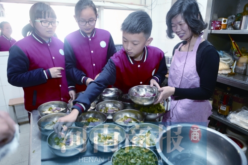 鄭州一中學(xué)開(kāi)設(shè)“燴面課” 學(xué)生“逼迫”老師拖堂 鄭州一中學(xué)開(kāi)設(shè)“燴面課” 學(xué)生“逼迫”老師拖堂