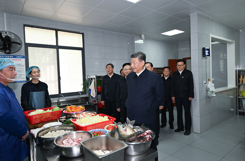 2024年11月5日，習(xí)近平總書記在湖北咸寧市嘉魚縣潘家灣鎮(zhèn)四邑村養(yǎng)老服務(wù)驛站食堂考察。