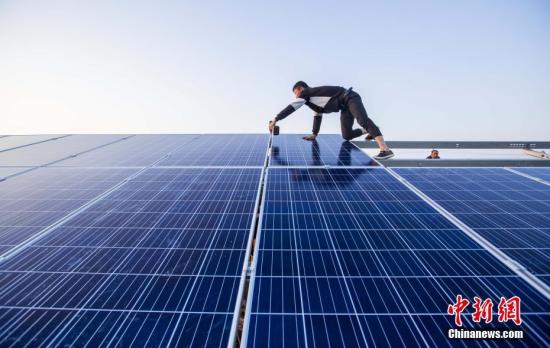 資料圖：4月23日，航拍正在建設(shè)的江西都昌縣磯山湖“漁光一體”光伏電站。傅建斌 攝