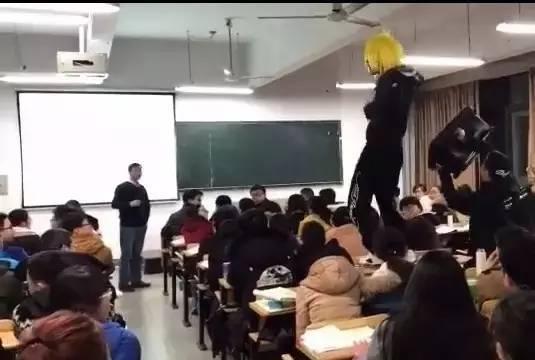 殺馬特闖入大學直播大鬧課堂 涉事3人被拘罰款