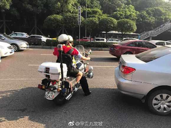 忘帶全班準考證民警“逆行闖燈”取回 網(wǎng)友：沒事就好