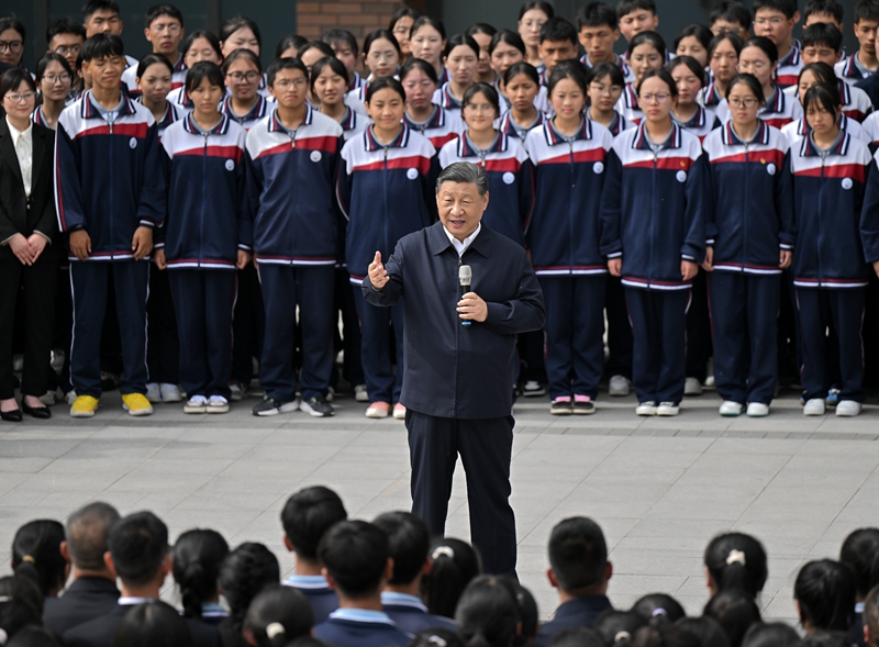 2024年6月18日,習(xí)近平總書記在青海果洛西寧民族中學(xué)考察時(shí),同師生們親切交流。 2024年6月18日,習(xí)近平總書記在青海果洛西寧民族中學(xué)考察時(shí),同師生們親切交流。
