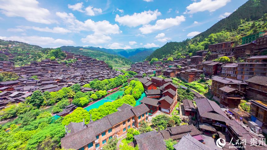 1 穿越機(jī)視角下的西江千戶苗寨。人民網(wǎng)記者 涂敏 攝