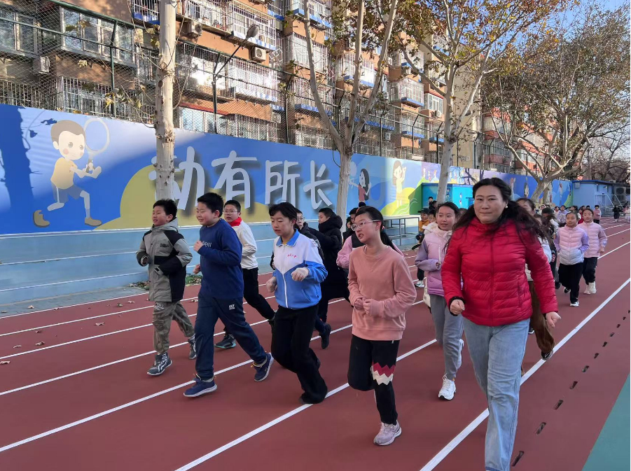 學生們在班主任陪同下跑步。人民網 白炅攝