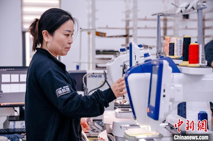 莆田鞋企通過(guò)快速打樣線，實(shí)現(xiàn)個(gè)性化訂制?！±钅宪?攝