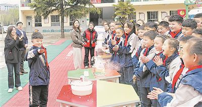 圖為河南省鞏義市大峪溝鎮(zhèn)中心小學(xué)學(xué)生踴躍參與科學(xué)實(shí)驗(yàn)。 張毅力攝