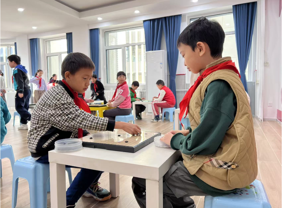 學生們在少先隊大廳下圍棋。人民網 白炅攝