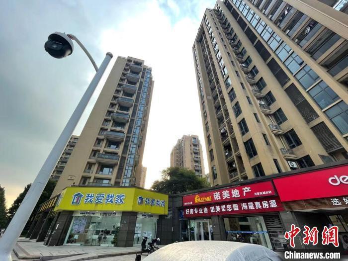 多家房地產(chǎn)中介。 蘇婷 攝