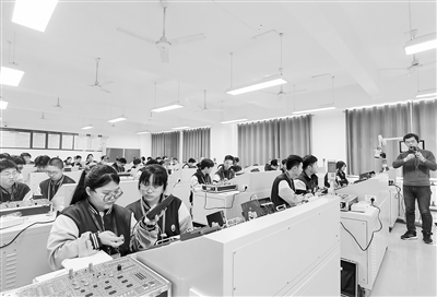 保定市職業(yè)技術(shù)教育中心職普融通實(shí)驗(yàn)班的學(xué)生在上電工技術(shù)課。陳汝健攝