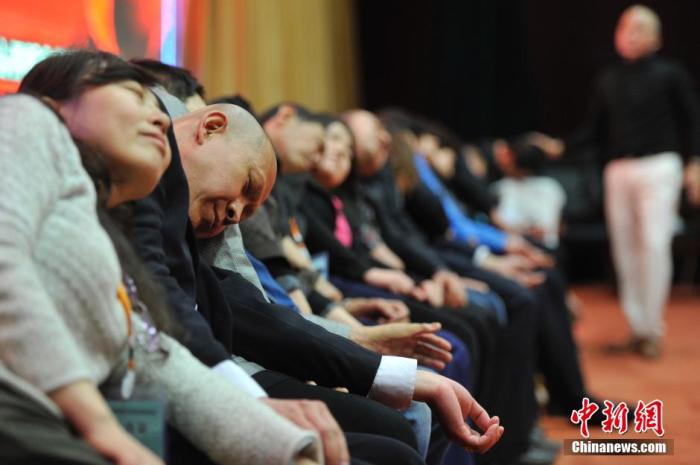 資料圖：民眾在專業(yè)催眠師的引導(dǎo)下睡覺，釋放壓力。<a target='_blank' href='/'>中新社</a>發(fā) 韋亮 攝