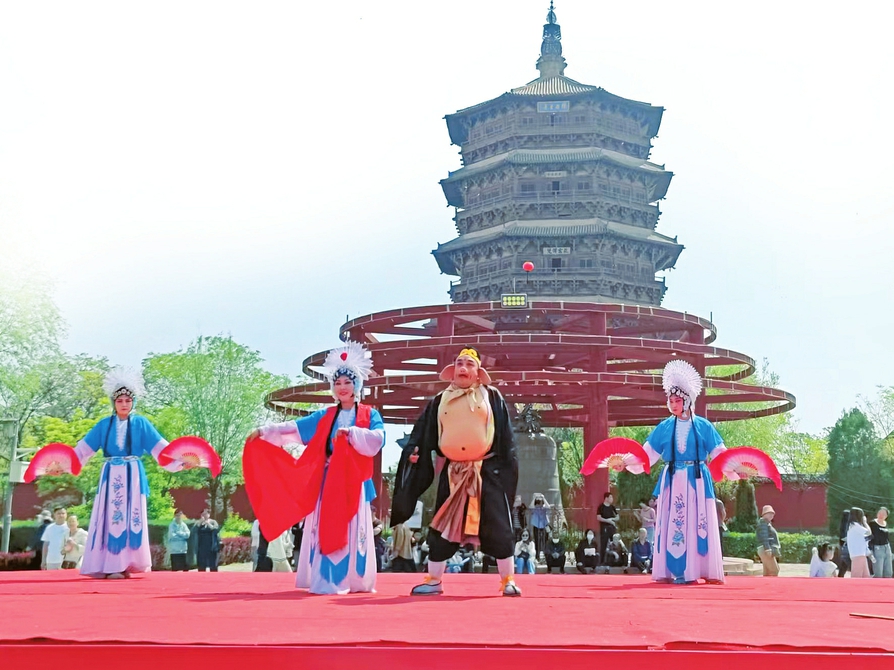 應(yīng)縣祈園廣場搭起的耍孩兒劇公益演出舞臺(tái)上，正在演出耍孩兒劇目《獅子洞》。山西日報(bào)記者馬占富攝