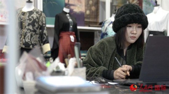 1月23日，在山東省菏澤市曹縣有愛云倉直播基地，張子晨正在設(shè)計(jì)漢服。 人民網(wǎng)記者 袁蒙攝