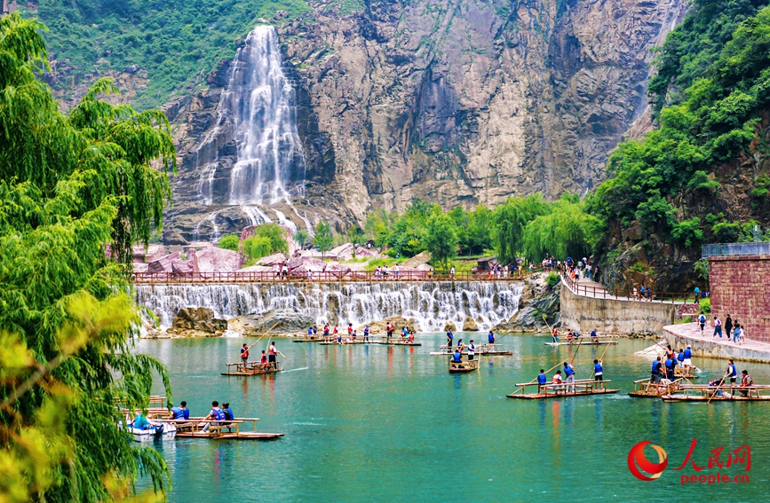 泛舟水上，成為酷熱夏季的一個避暑良方。人民網(wǎng)記者 王佩攝