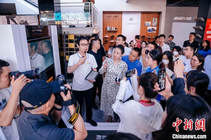 在定制鞋門店，顧客只需往腳型測(cè)量?jī)x器上一站，幾秒后就會(huì)出具一份詳盡的腳型報(bào)告。　李南軒 攝