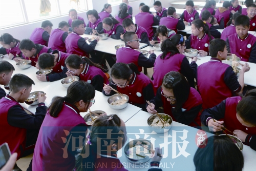 鄭州一中學(xué)開(kāi)設(shè)“燴面課” 學(xué)生“逼迫”老師拖堂 鄭州一中學(xué)開(kāi)設(shè)“燴面課” 學(xué)生“逼迫”老師拖堂