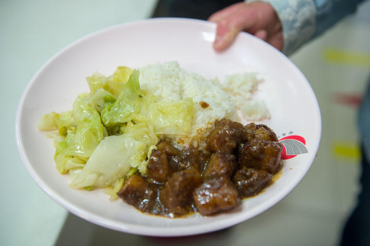 高校食堂賣“兩元蓋澆飯” 12年不漲價 高校食堂賣“兩元蓋澆飯” 12年不漲價
