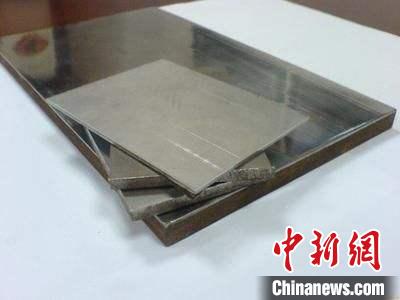 企業(yè)展示的金屬復(fù)合材料產(chǎn)品。　張婭子 攝