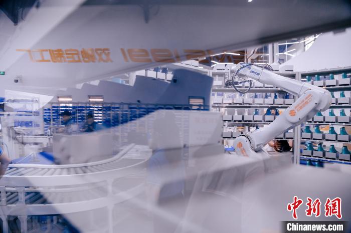 定制鞋自動(dòng)化生產(chǎn)車間一角?！±钅宪?攝