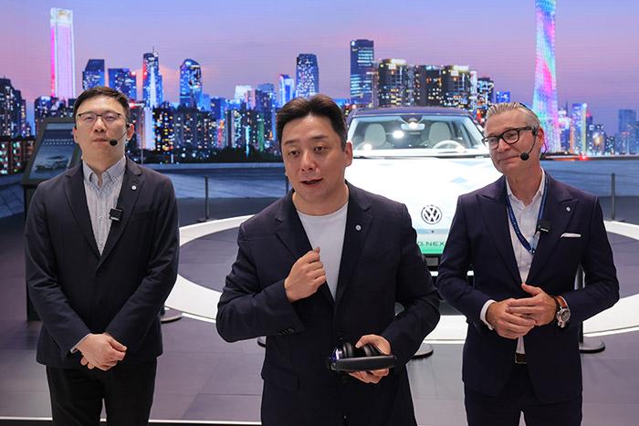 11月17日，上汽大眾汽車有限公司銷售與市場執(zhí)行副總經(jīng)理、上海上汽大眾汽車銷售有限公司總經(jīng)理俞經(jīng)民(中間)參加廣州車展展臺活動。 上汽大眾 供圖