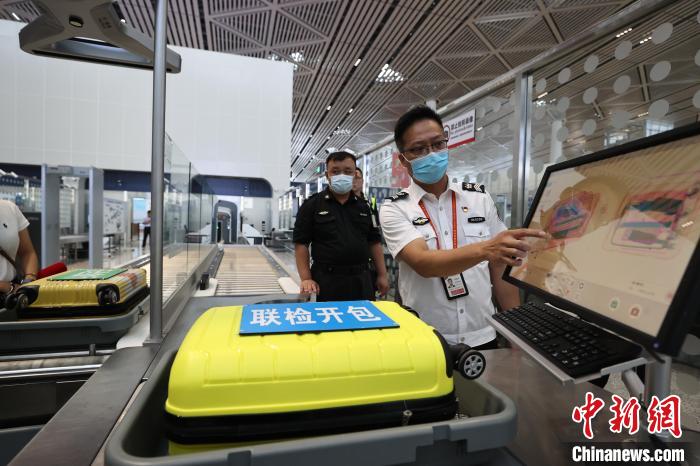 6月25日，在海口美蘭國際機(jī)場T2航站樓，工作人員對完成改造的設(shè)備進(jìn)行模擬測試?！∈Y啟明 攝