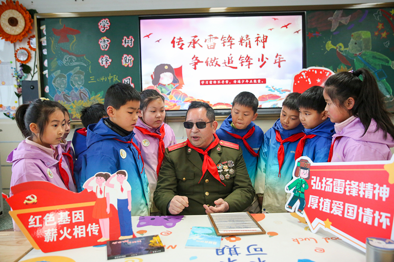 2025年3月3日,江蘇南通如皋市安定小學(xué)里,傷殘軍人許波銀在思政小課堂上向?qū)W生講述雷鋒故事。 2025年3月3日,江蘇南通如皋市安定小學(xué)里,傷殘軍人許波銀在思政小課堂上向?qū)W生講述雷鋒故事。