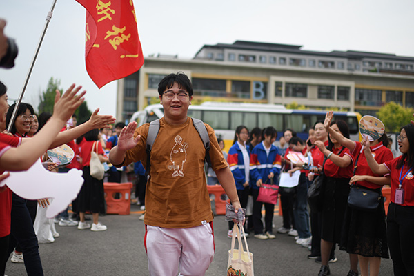 6月7日，在北京市人大附中通州校區(qū)考點(diǎn)，考生與送考老師擊掌加油。人民網(wǎng)記者 翁奇羽攝