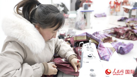 1月24日，在山東省菏澤市曹縣大集鎮(zhèn)云牧服飾有限公司，高燕正在縫制馬面裙。 人民網(wǎng)記者 袁蒙攝