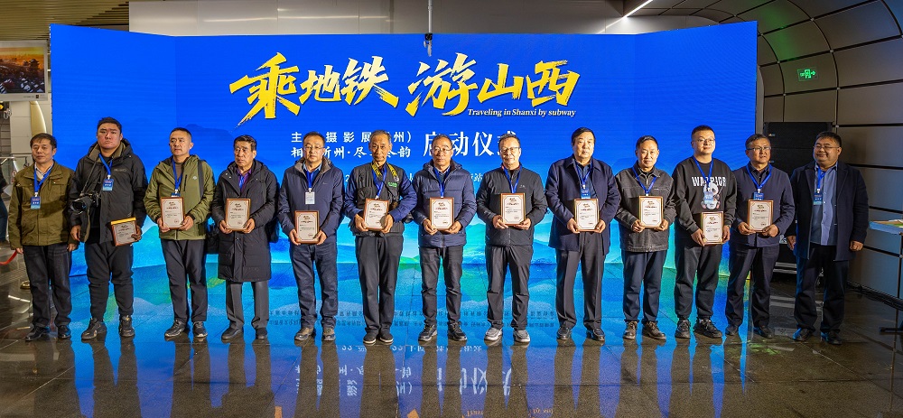 活動(dòng)為參展攝影家頒發(fā)入展證書。