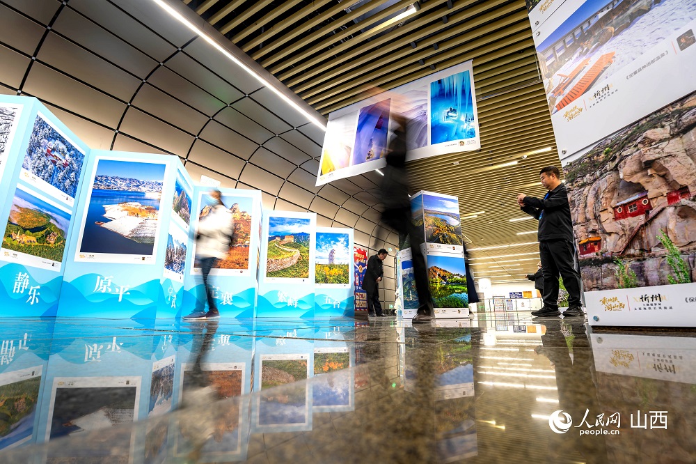 觀眾正在欣賞攝影作品。